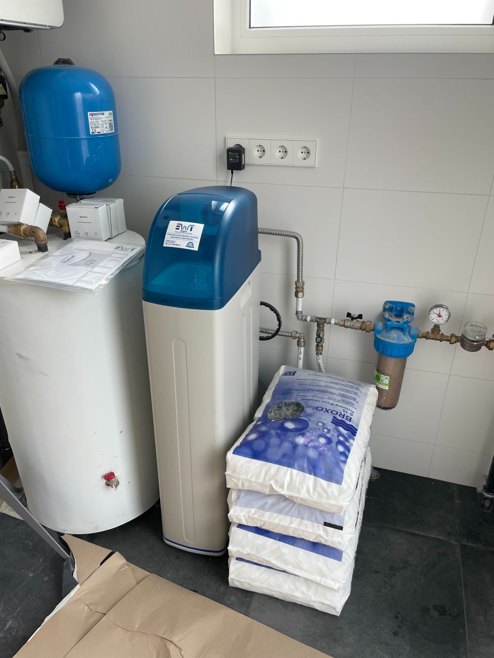 Vandens minkštinimo filtrų veikimo principas: kas vyksta įrenginio viduje?